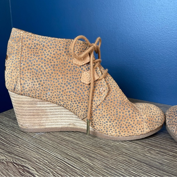 Womens TOMS Kala Tan Mini Cheetah Suede Booties Boot Wedge Size 6.5 Lace Up - Picture 12 of 14